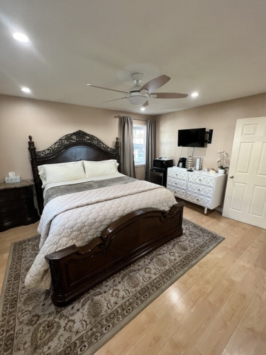 Cozy Room with Private Bathroom  - Gallery - 2