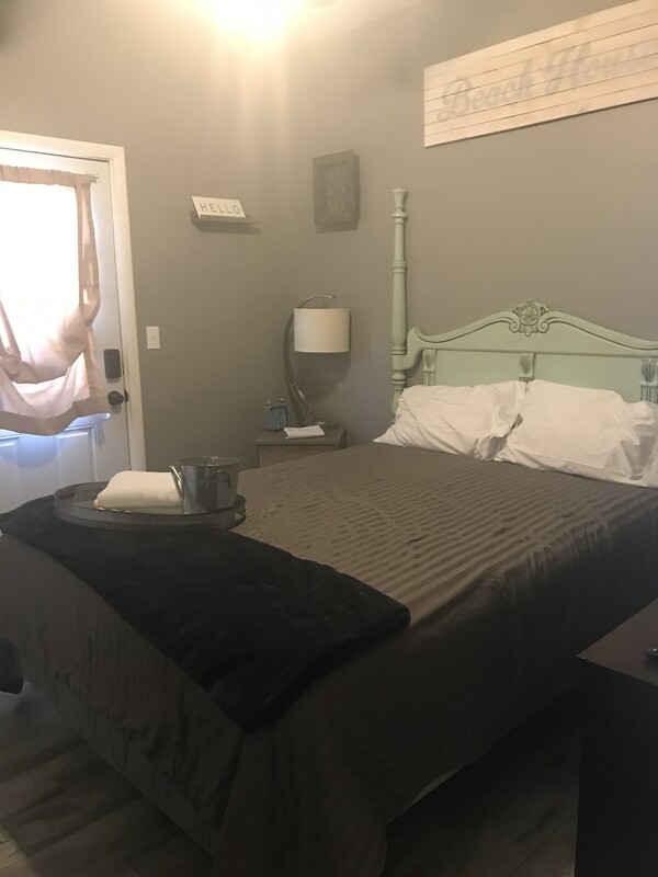 Private Patio & Private Entrance Queen Bed Room(Single Bed) - 1