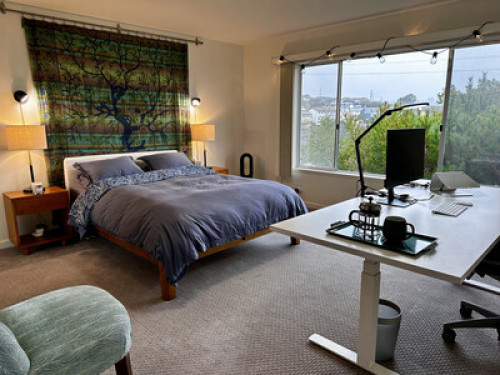 Comfy Master Bdr With Workstation