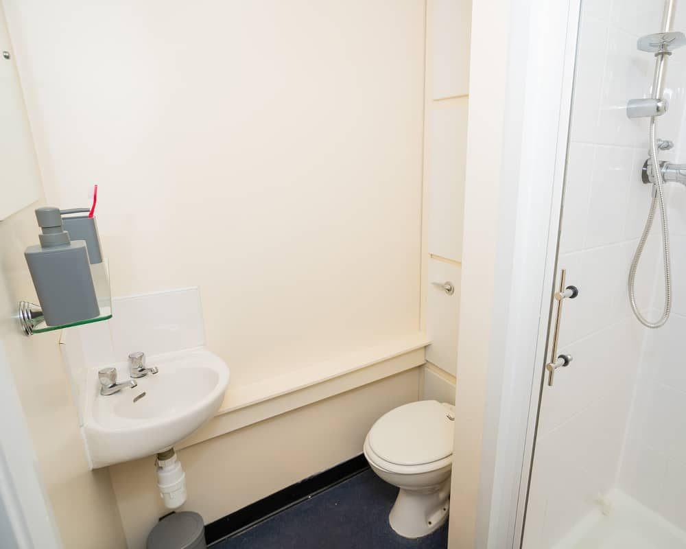  Classic En-Suite  -  Queen's Hospital Close  - Gallery -  2