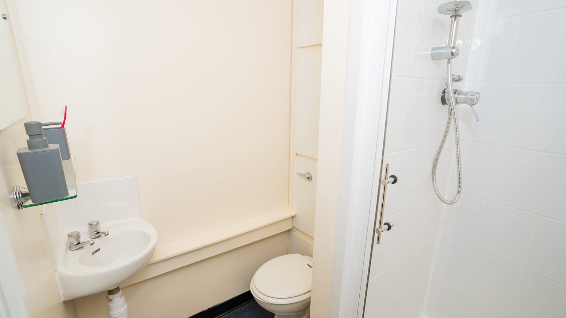 Classic En-Suite - Queen's Hospital Close - Gallery - 4
