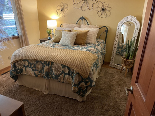 Lovely Room in Peaceful Sanctuary 