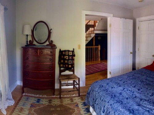 Sunny Bedroom in Historic House - Gallery - 9