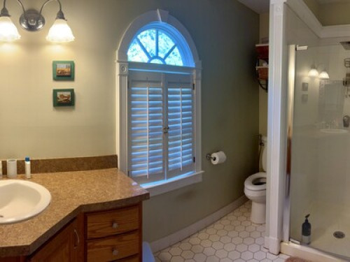 Sunny Bedroom in Historic House - Gallery - 7