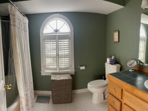 Sunny Bedroom in Historic House - Gallery - 8