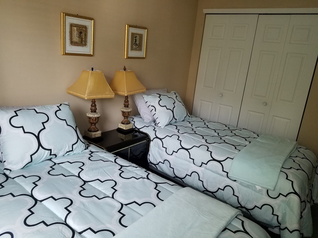 Bedroom Full Sized Bed, Sofa, Tv, Desk And Chair.(Single Bed) - 1