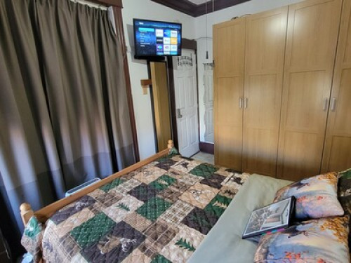 Warm, Perfect, Cozy Room - Gallery - 18