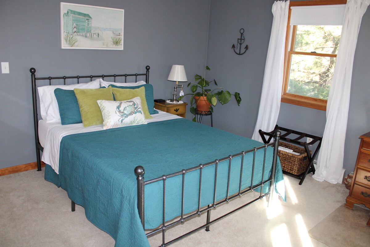 Spacious Upstairs Forest Room (Sleeps 2)(Full Room) - 1