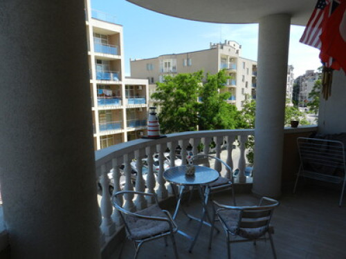 Spacious studio apartment  w/patio - Gallery - 3