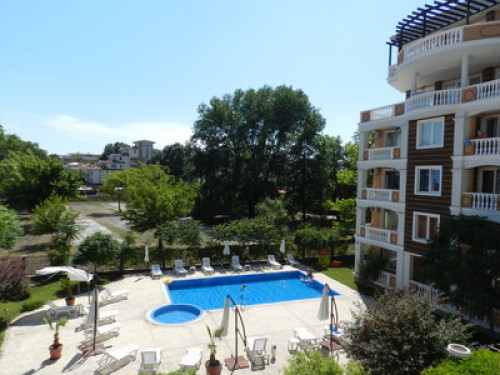 Spacious studio apartment  w/patio