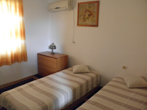 Three bedroom house with garden - Gallery - 3