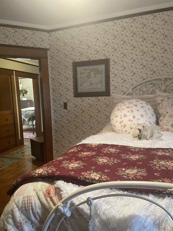Room With An Antique Tall Bed.(Full Room) - 1