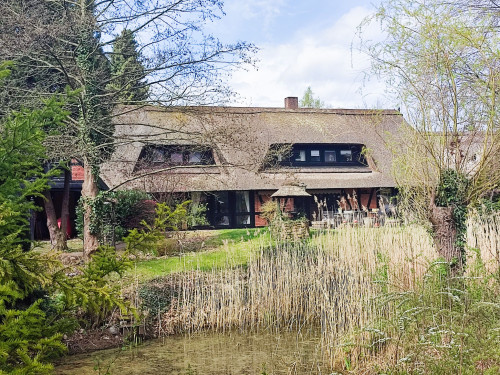 Exclusive Thatched-Roof House in "Heidedorf" – Fully Furnished | Sauna | Near Golf Course | Former Film Set | Temporary Rental from 6 Months