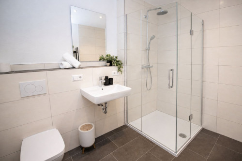 Newly Built Business & Contractor Apartment – Including Private Parking – Only 5 Minutes from the A5 Motorway