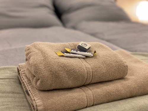Qonroom App 1 | Netflix | Kitchen | Comfy Place