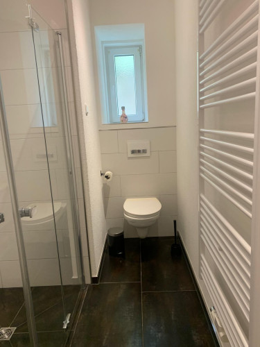 Freshly Renovated and Modern 3-Room Apartment “Energy” for 6 Employees – Fully Furnished in Gotha