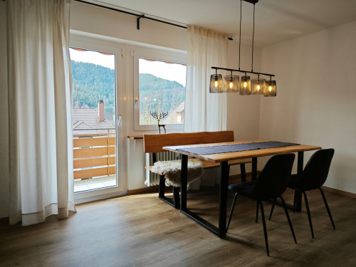 Modern Black Forest Charm: 65 sqm, 2-bedroom apartment, fully equipped.