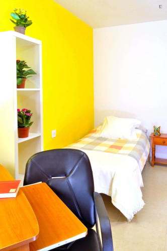 Room in Carrer Ab el Hamet, Alacant with 4 bedrooms