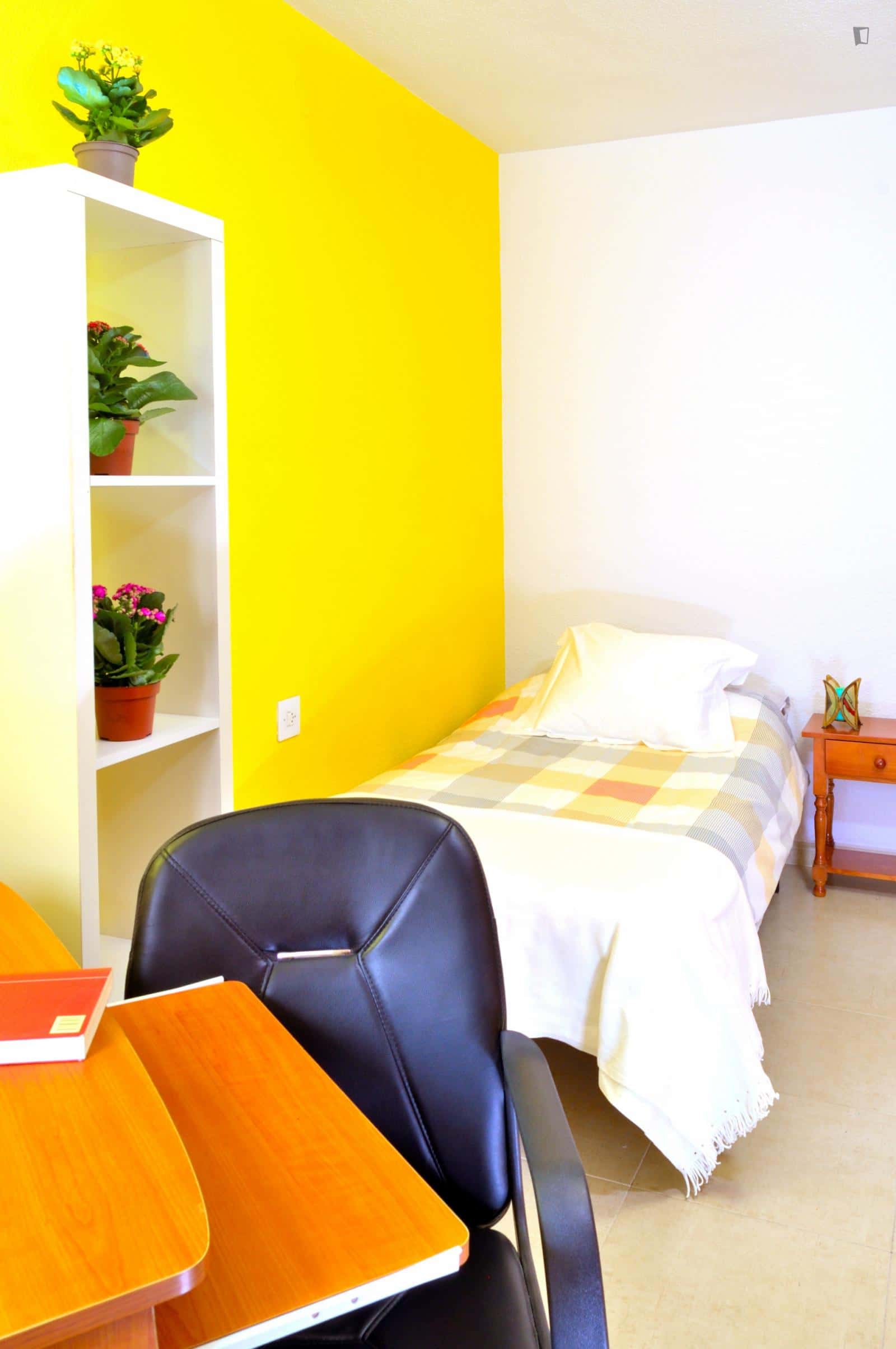 Room In Carrer Ab El Hamet, Alacant With 4 Bedrooms - 1