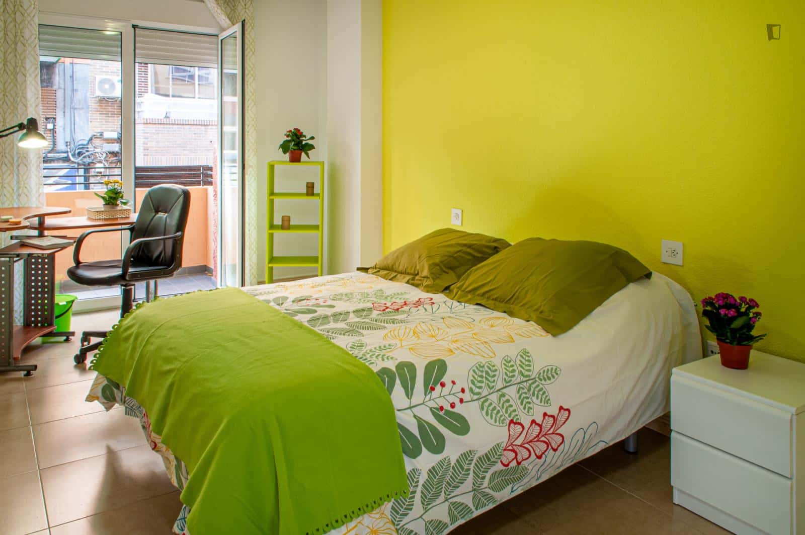 Room In Carrer Ab El Hamet, Alacant With 4 Bedrooms - 1