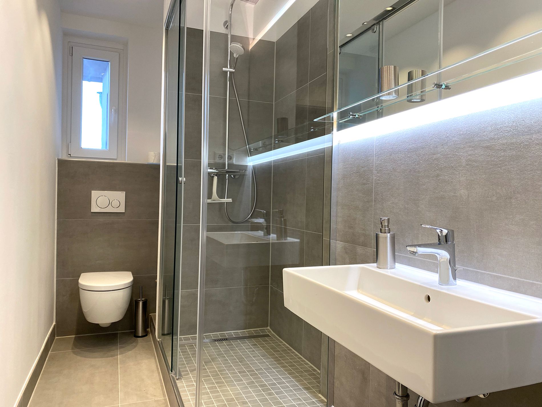 Wonderful, Bright Apartment In The Middle Of Düsseldorf With A Balcony And Its Own Large Roof Terrac - 10