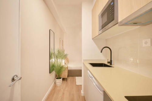 Studio in a 9-Bedroom Apartment in Rua Marquês da Fronteira, Lisbon - Room 6 - Gallery - 8