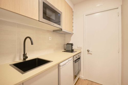 Studio in a 9-Bedroom Apartment in Rua Marquês da Fronteira, Lisbon - Room 6 - Gallery - 6