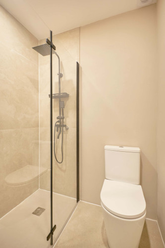 Studio in a 9-Bedroom Apartment in Rua Marquês da Fronteira, Lisbon - Room 6 - Gallery - 3