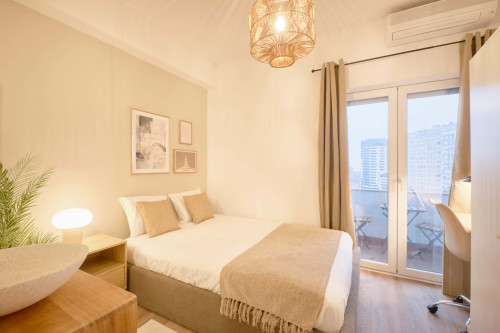Studio in a 9-Bedroom Apartment in Rua Marquês da Fronteira, Lisbon - Room 6 - Gallery - 9