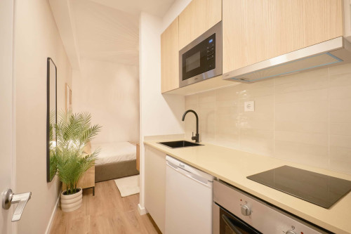 Studio in a 9-Bedroom Apartment in Rua Marquês da Fronteira, Lisbon - Room 6 - Gallery - 5