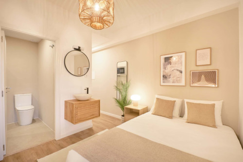 Studio in a 9-Bedroom Apartment in Rua Marquês da Fronteira, Lisbon - Room 6