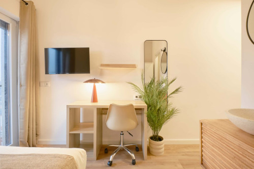 Studio in a 9-Bedroom Apartment in Rua Marquês da Fronteira, Lisbon - Room 7 - Gallery - 6