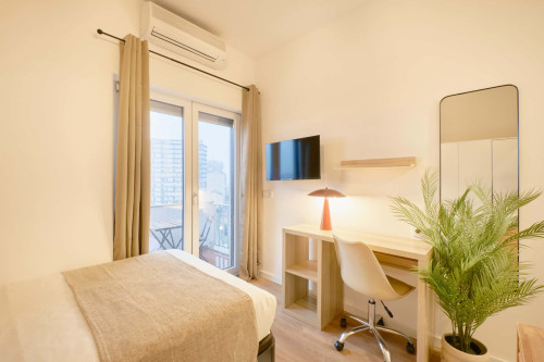 Studio in a 9-Bedroom Apartment in Rua Marquês da Fronteira, Lisbon - Room 7 - Gallery - 10