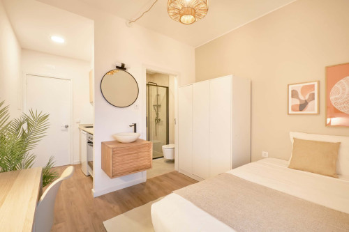 Studio in a 9-Bedroom Apartment in Rua Marquês da Fronteira, Lisbon - Room 7 - Gallery - 9