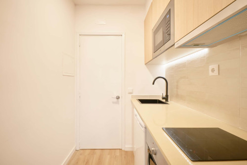 Studio in a 9-Bedroom Apartment in Rua Marquês da Fronteira, Lisbon - Room 7 - Gallery - 3