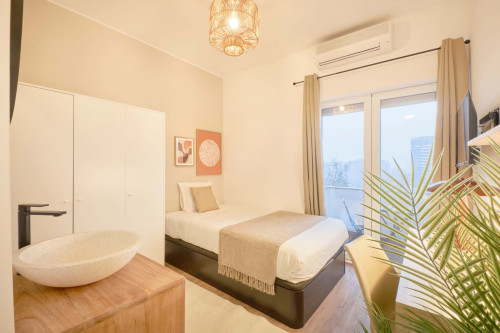 Studio in a 9-Bedroom Apartment in Rua Marquês da Fronteira, Lisbon - Room 7 - Gallery - 7