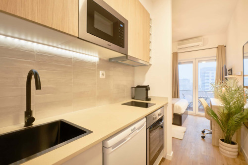 Studio in a 9-Bedroom Apartment in Rua Marquês da Fronteira, Lisbon - Room 7 - Gallery - 2