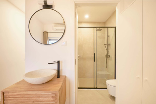 Studio in a 9-Bedroom Apartment in Rua Marquês da Fronteira, Lisbon - Room 7 - Gallery - 5