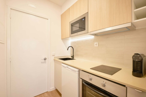 Studio in a 9-Bedroom Apartment in Rua Marquês da Fronteira, Lisbon - Room 7 - Gallery - 4