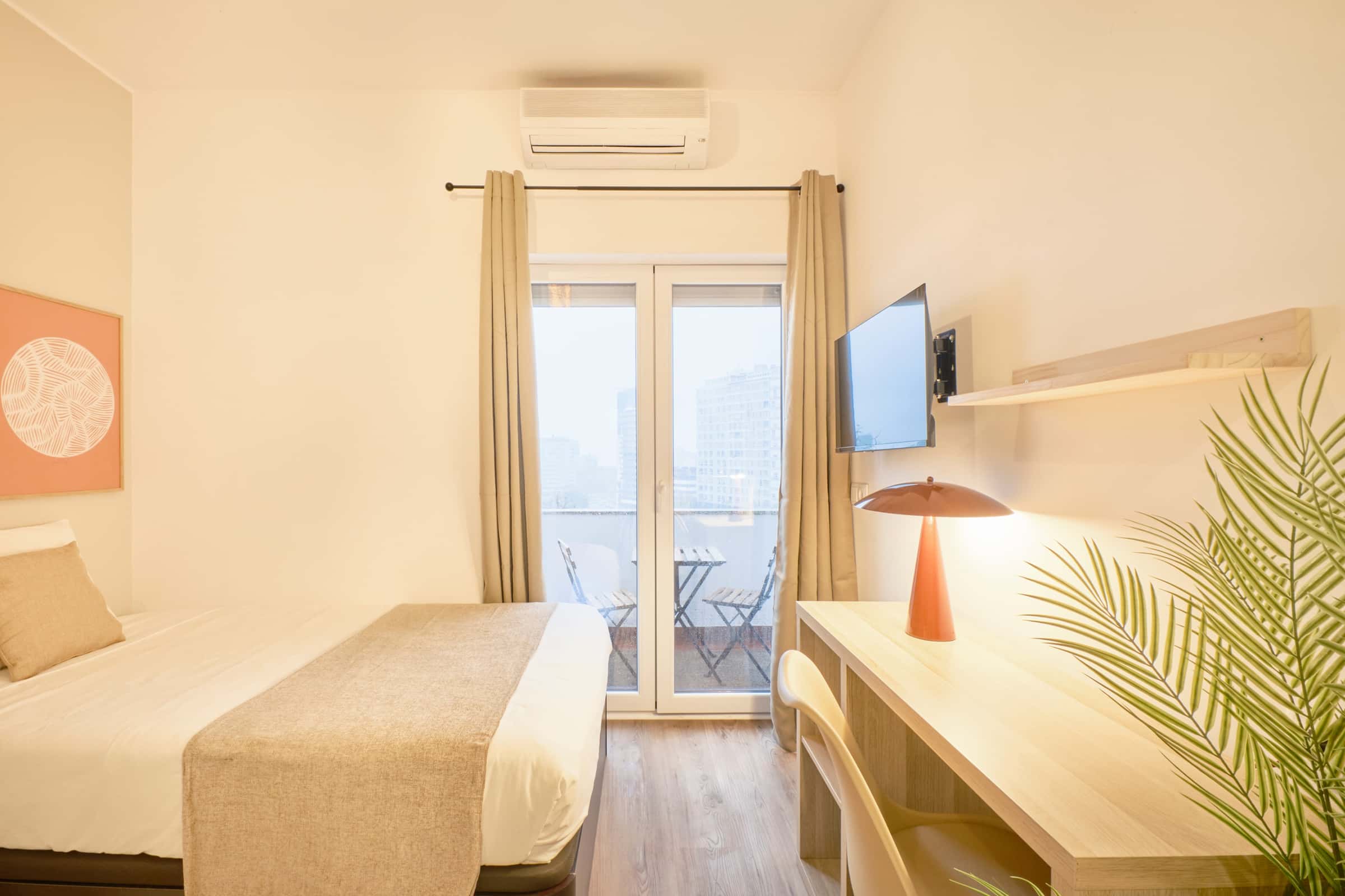 Studio In A 9-Bedroom Apartment In Rua Marquês Da Fronteira, Lisbon - Room 7 - 1