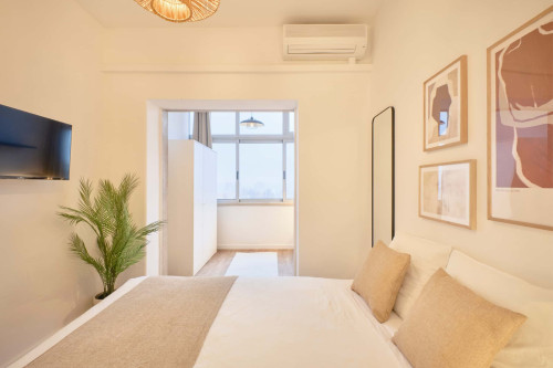 Bedroom in a 9-Bedroom Apartment in Rua Marquês da Fronteira, Lisbon - Room 8 - Gallery - 3