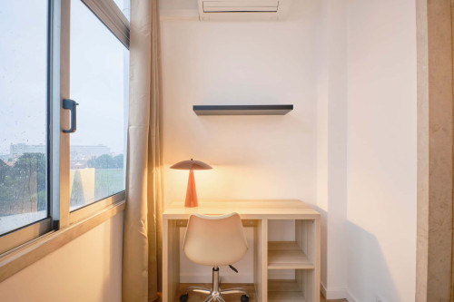 Bedroom in a 9-Bedroom Apartment in Rua Marquês da Fronteira, Lisbon - Room 8 - Gallery - 6
