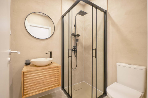 Bedroom in a 9-Bedroom Apartment in Rua Marquês da Fronteira, Lisbon - Room 8 - Gallery - 9