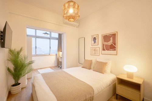 Bedroom in a 9-Bedroom Apartment in Rua Marquês da Fronteira, Lisbon - Room 8 - Gallery - 2