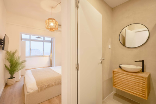 Bedroom in a 9-Bedroom Apartment in Rua Marquês da Fronteira, Lisbon - Room 8 - Gallery - 5