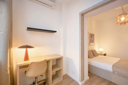 Bedroom in a 9-Bedroom Apartment in Rua Marquês da Fronteira, Lisbon - Room 8 - Gallery - 8
