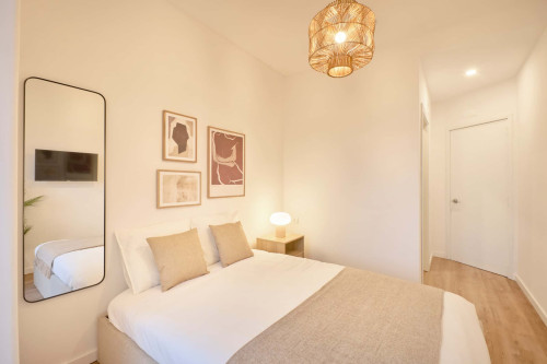 Bedroom in a 9-Bedroom Apartment in Rua Marquês da Fronteira, Lisbon - Room 8