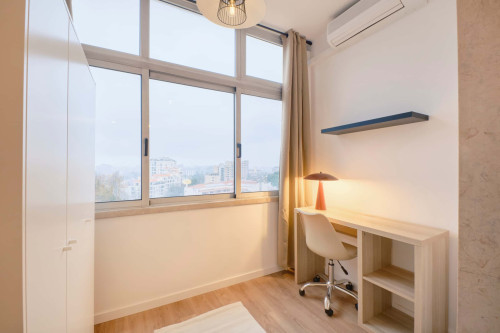 Bedroom in a 9-Bedroom Apartment in Rua Marquês da Fronteira, Lisbon - Room 8 - Gallery - 4