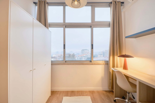 Bedroom in a 9-Bedroom Apartment in Rua Marquês da Fronteira, Lisbon - Room 8 - Gallery - 7