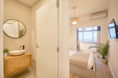Bedroom in a 9-Bedroom Apartment in Rua Marquês da Fronteira, Lisbon - Room 9 - Gallery - 6